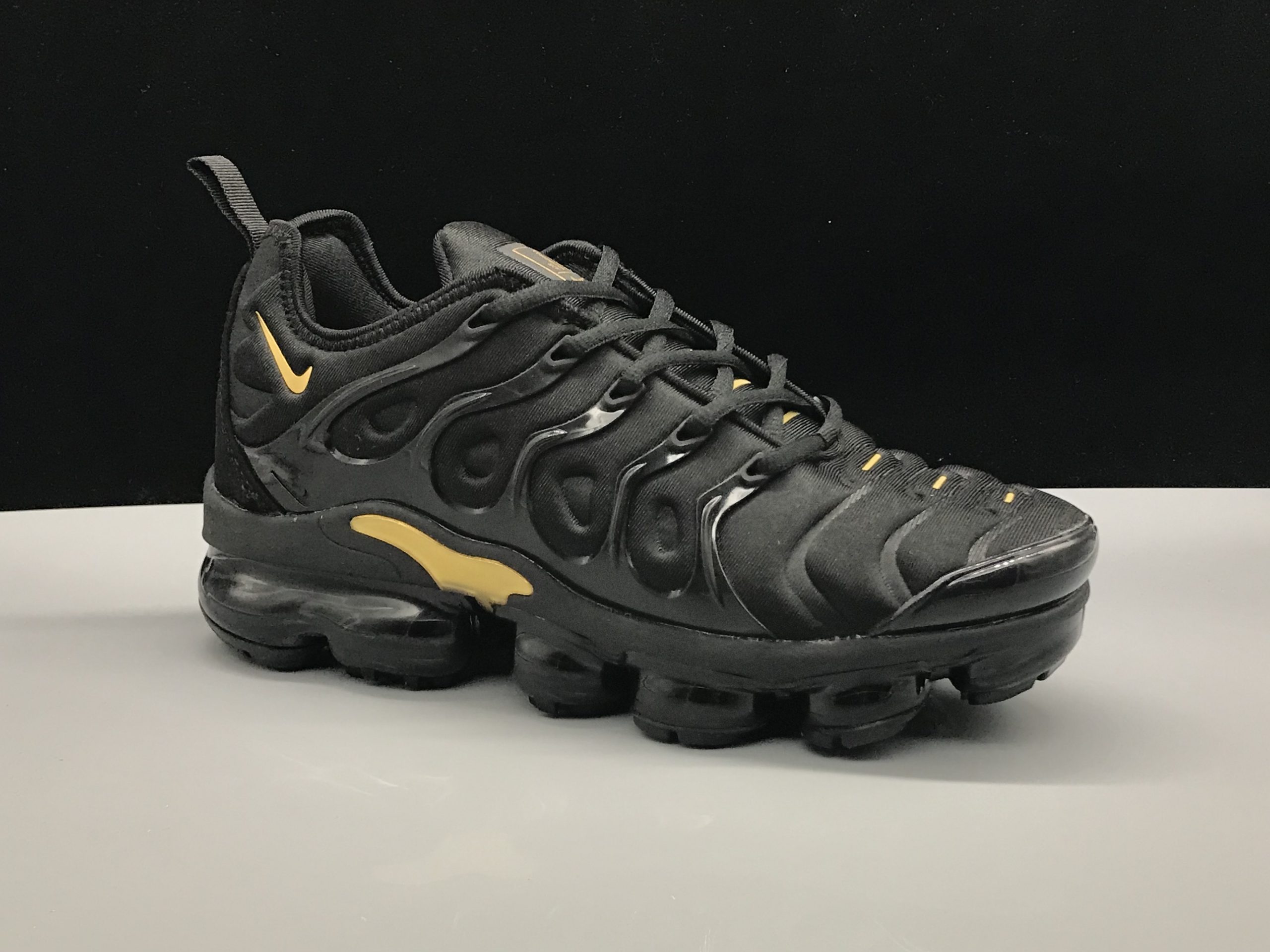 Nike tn air black and gold sale